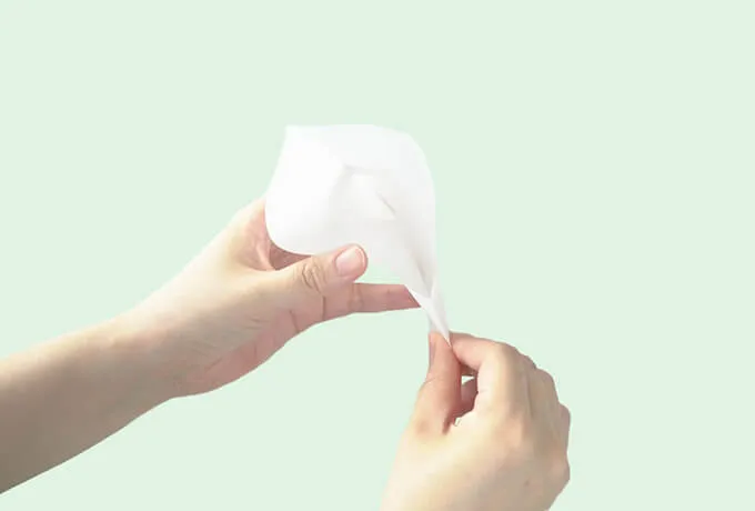精液を紙カップで採ります