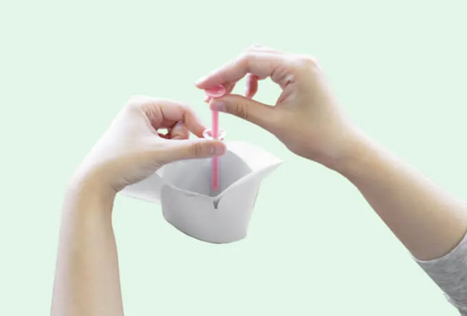 精液を容器に吸い上げます